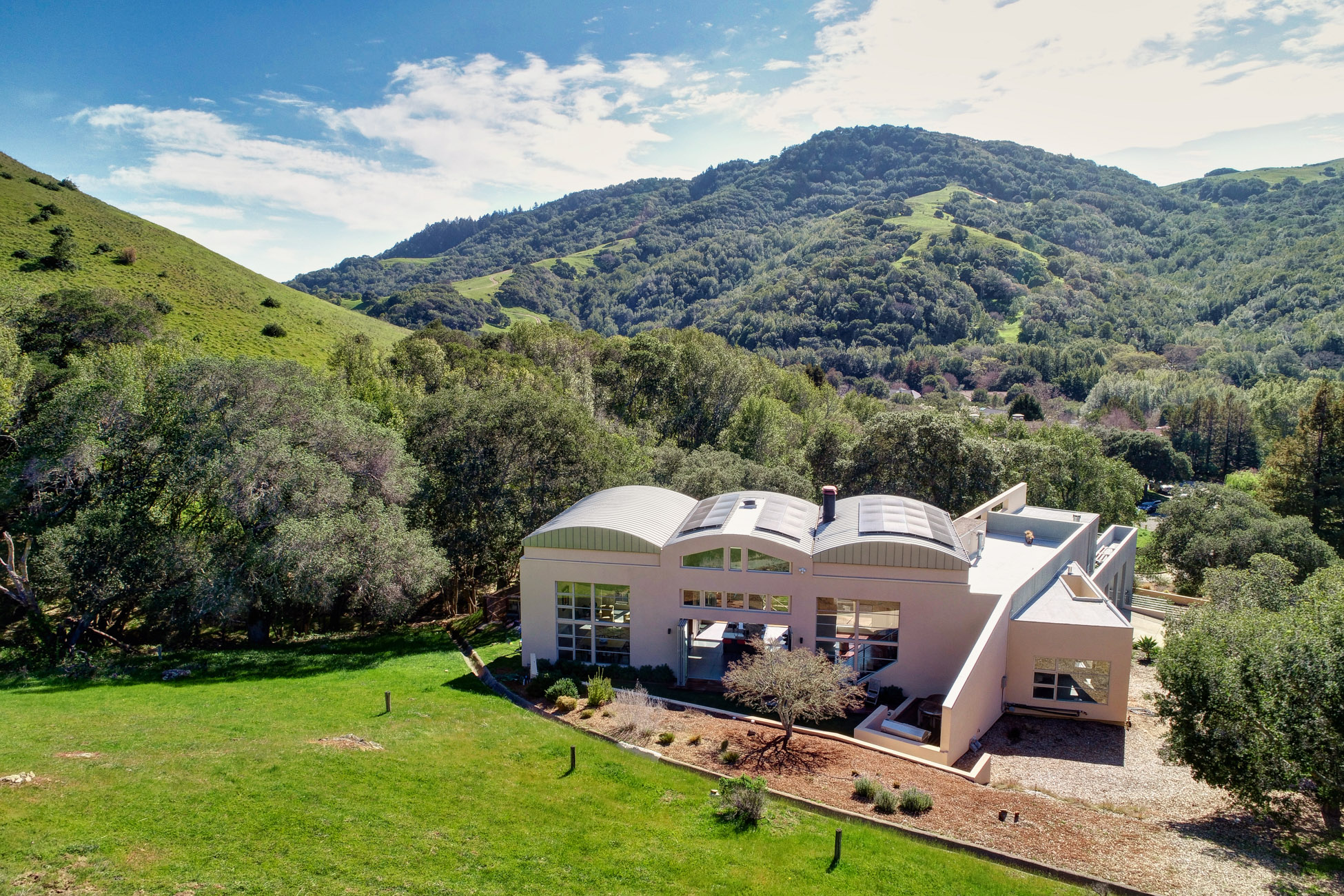 Extraordinary Contemporary Retreat – image 1