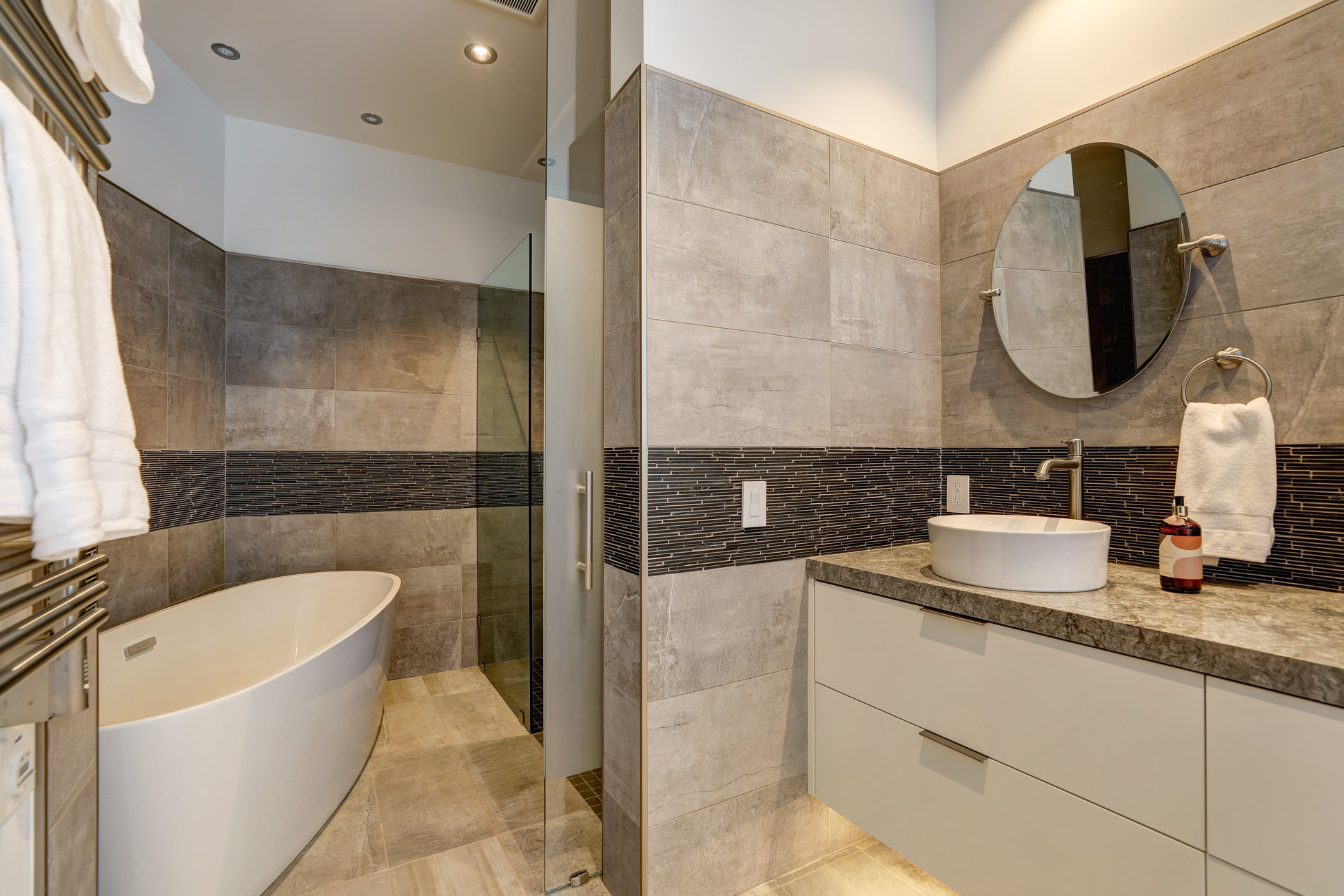 Extraordinary Contemporary Retreat – image 24
