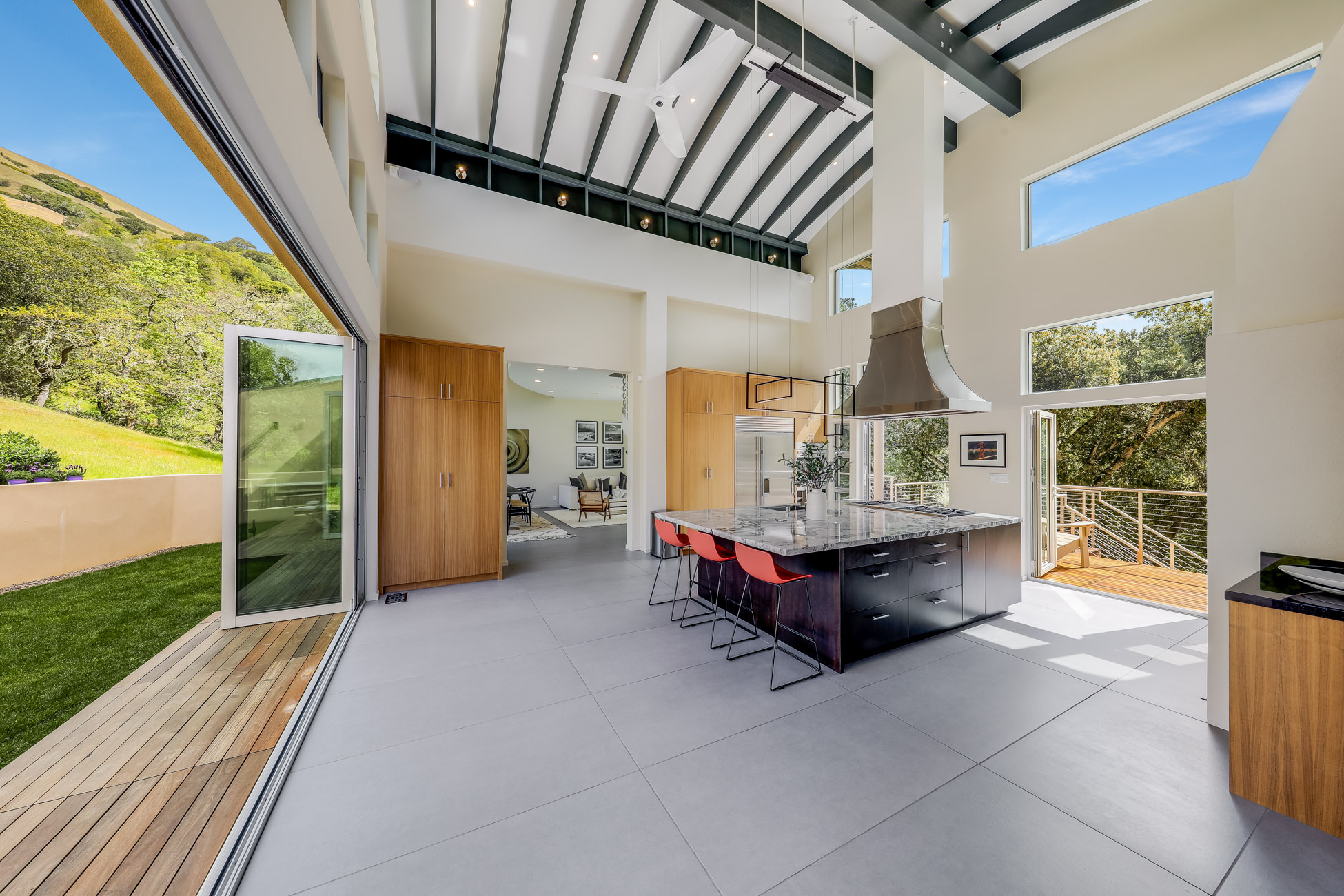 Extraordinary Contemporary Retreat – image 3