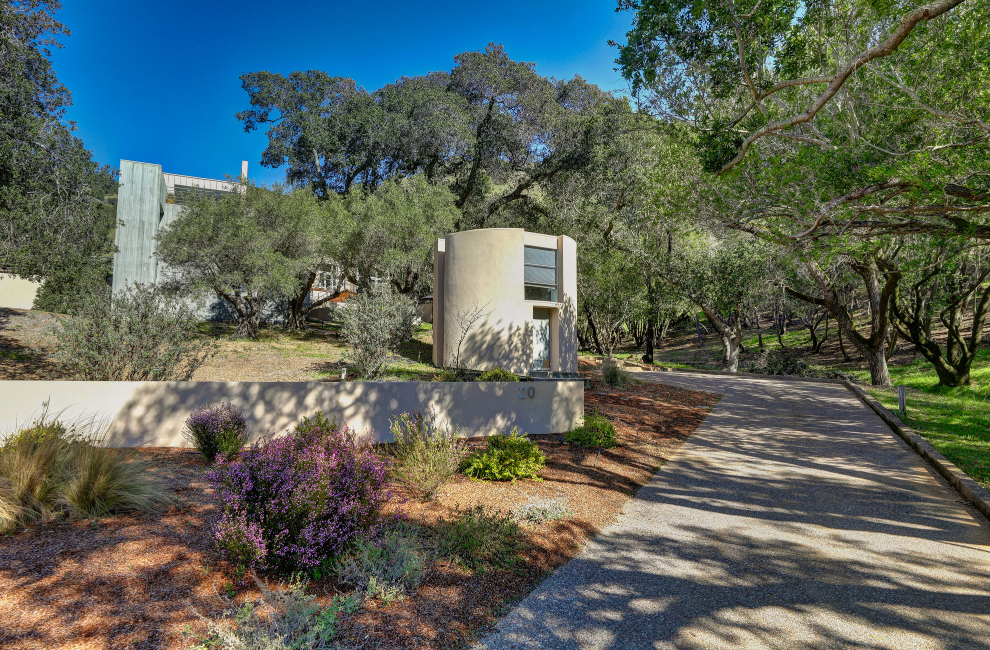 Extraordinary Contemporary Retreat – image 33