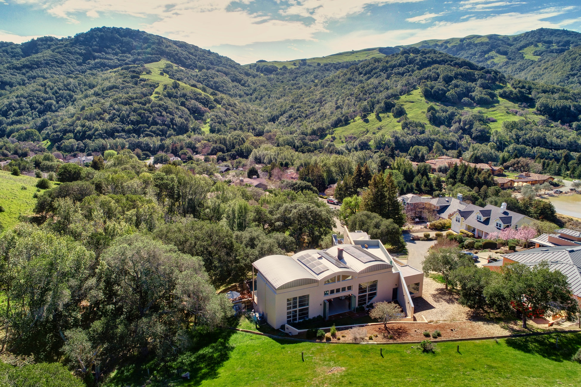 Extraordinary Contemporary Retreat – image 36