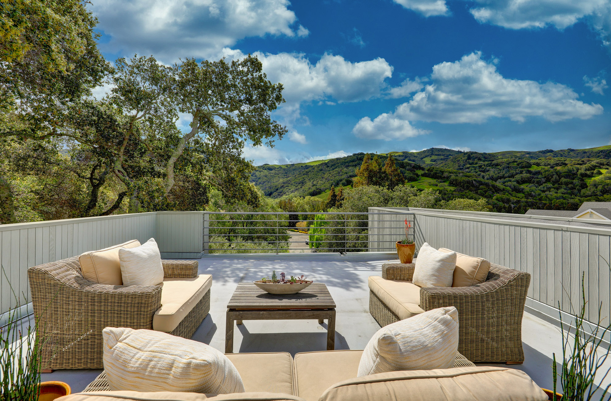Extraordinary Contemporary Retreat – image 4