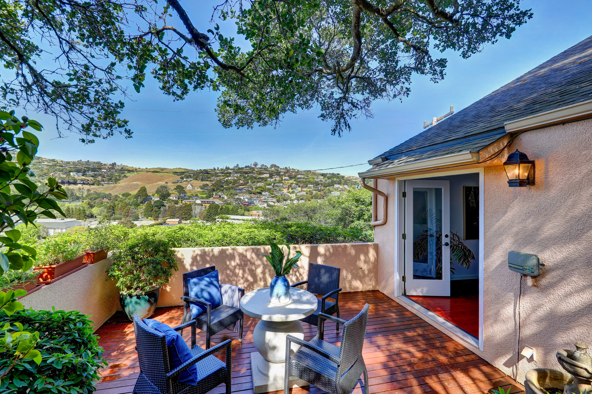 Contemporary Retreat on Corinthian Island – image 28