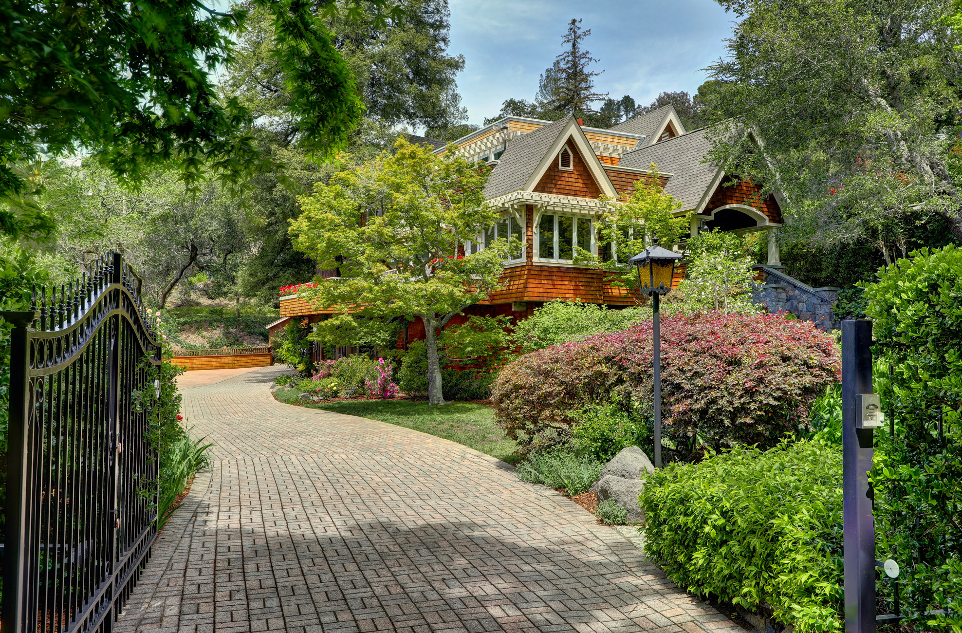 INCREDIBLE LEGACY ESTATE – image 1