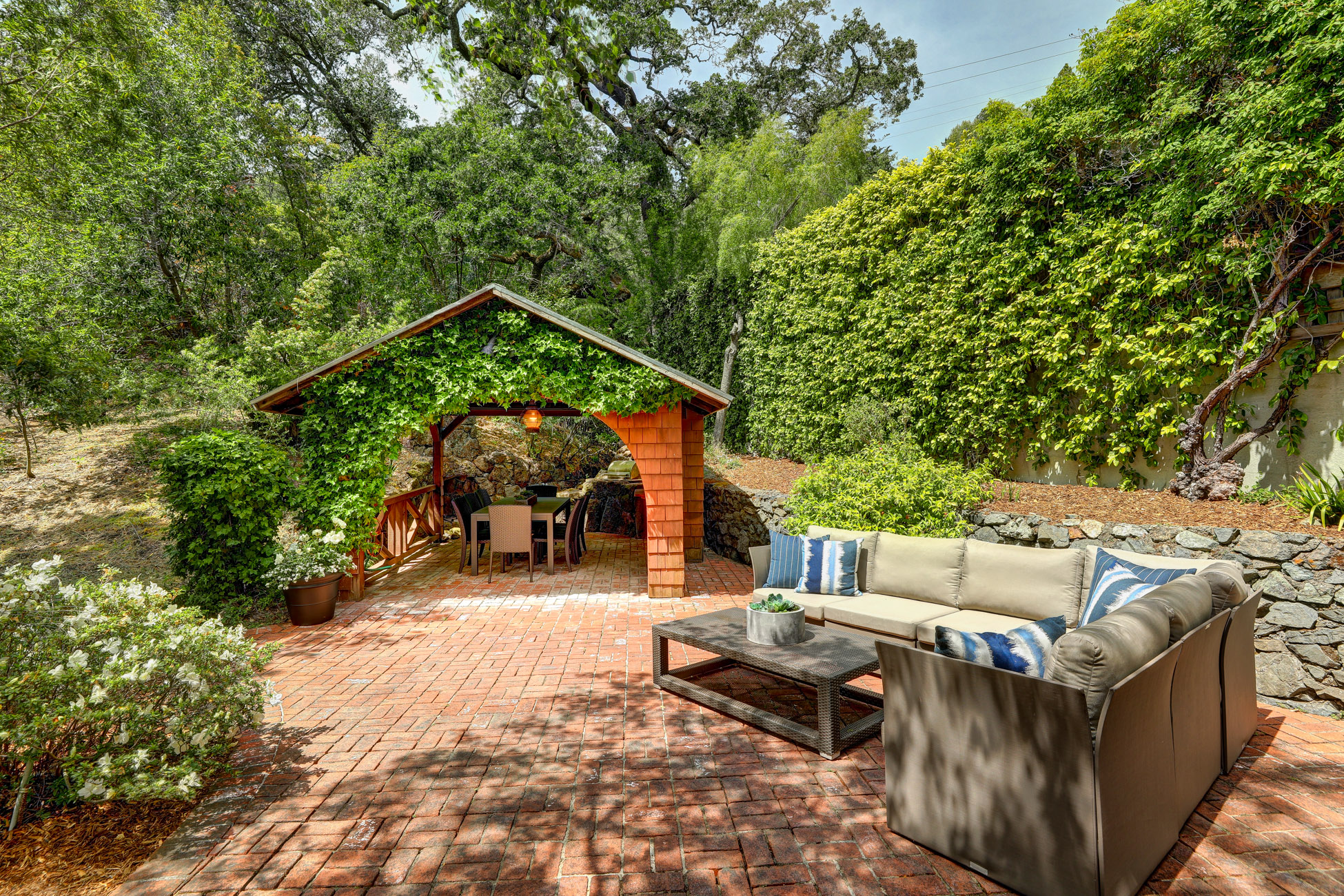 INCREDIBLE LEGACY ESTATE – image 39