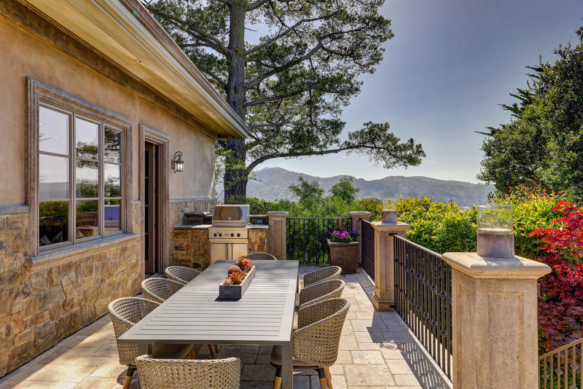 EXTRAORDINARY VIEW ESTATE – image 12
