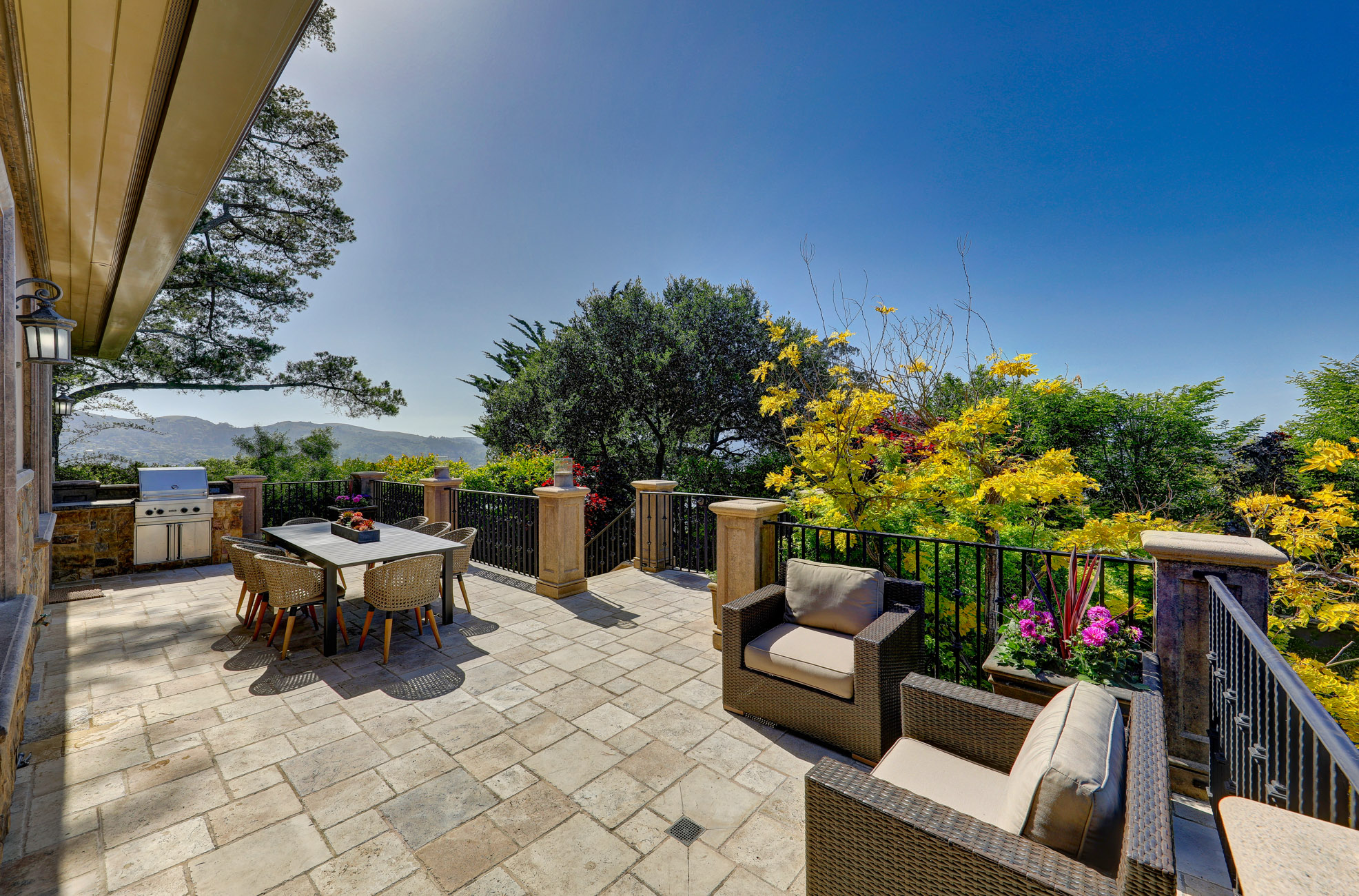 EXTRAORDINARY VIEW ESTATE – image 13