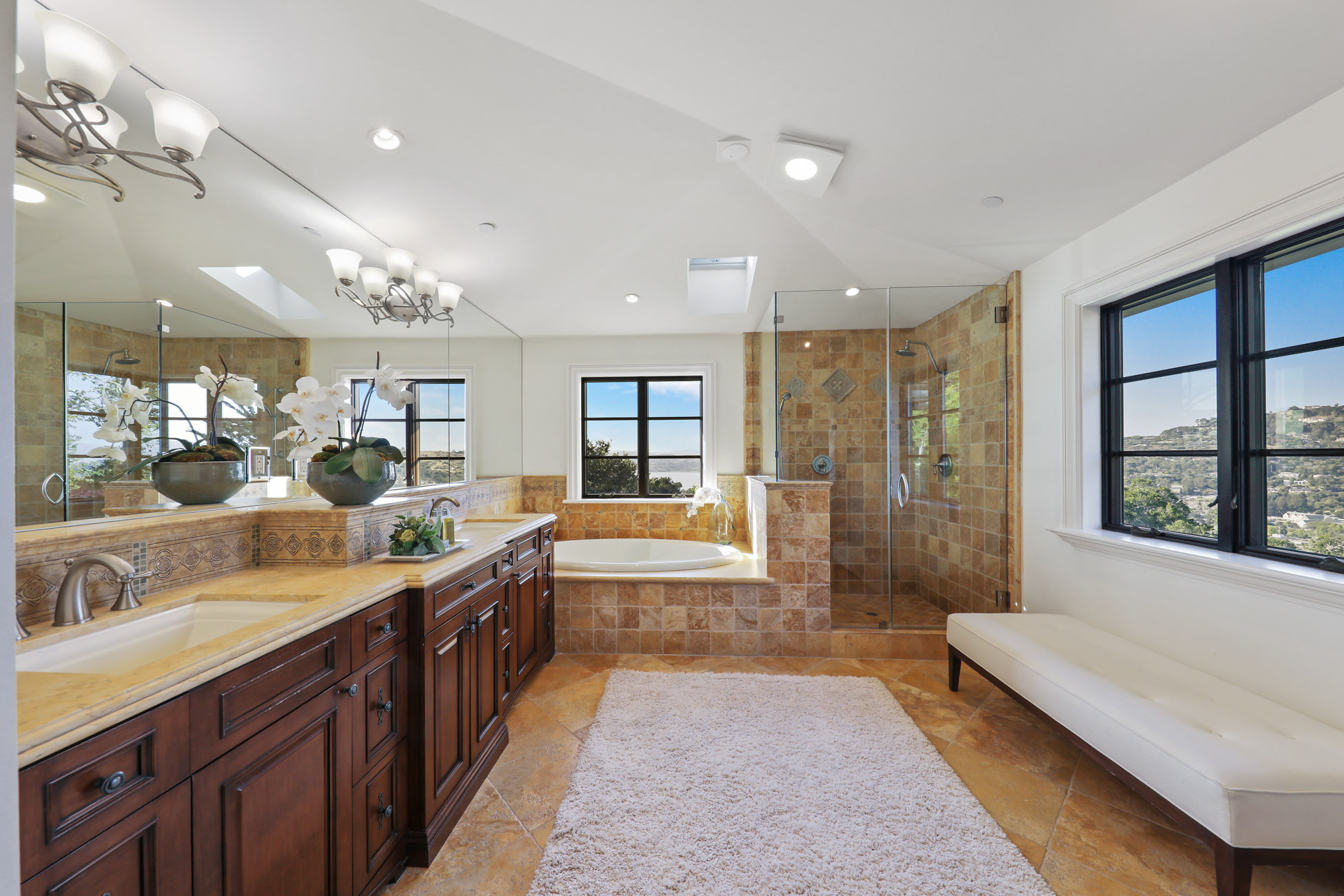 EXTRAORDINARY VIEW ESTATE – image 19