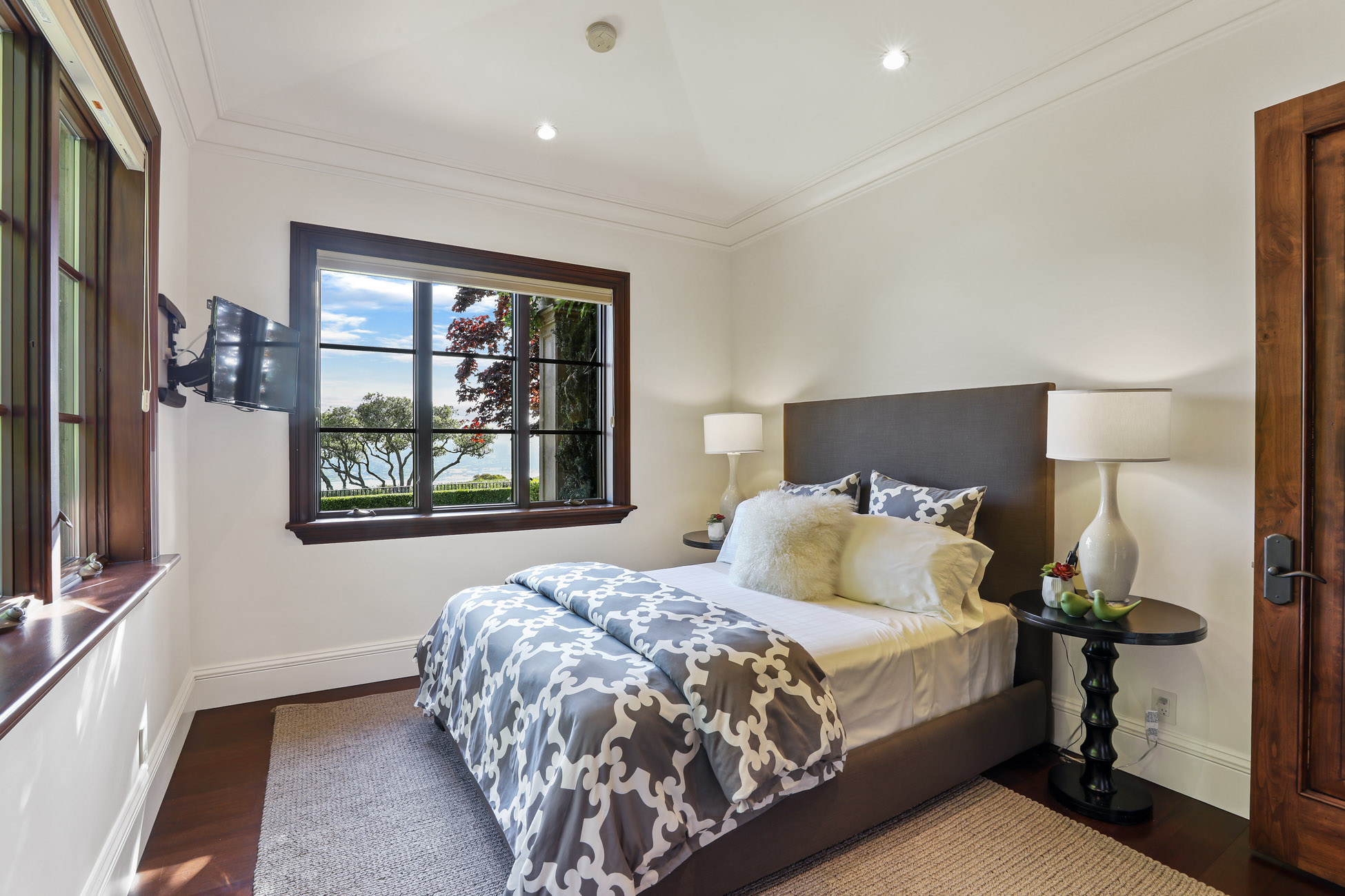 EXTRAORDINARY VIEW ESTATE – image 26