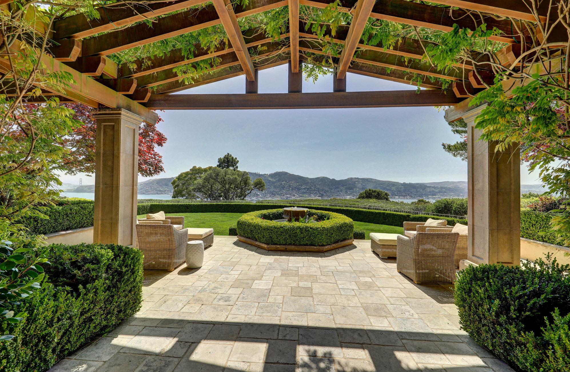EXTRAORDINARY VIEW ESTATE – image 30