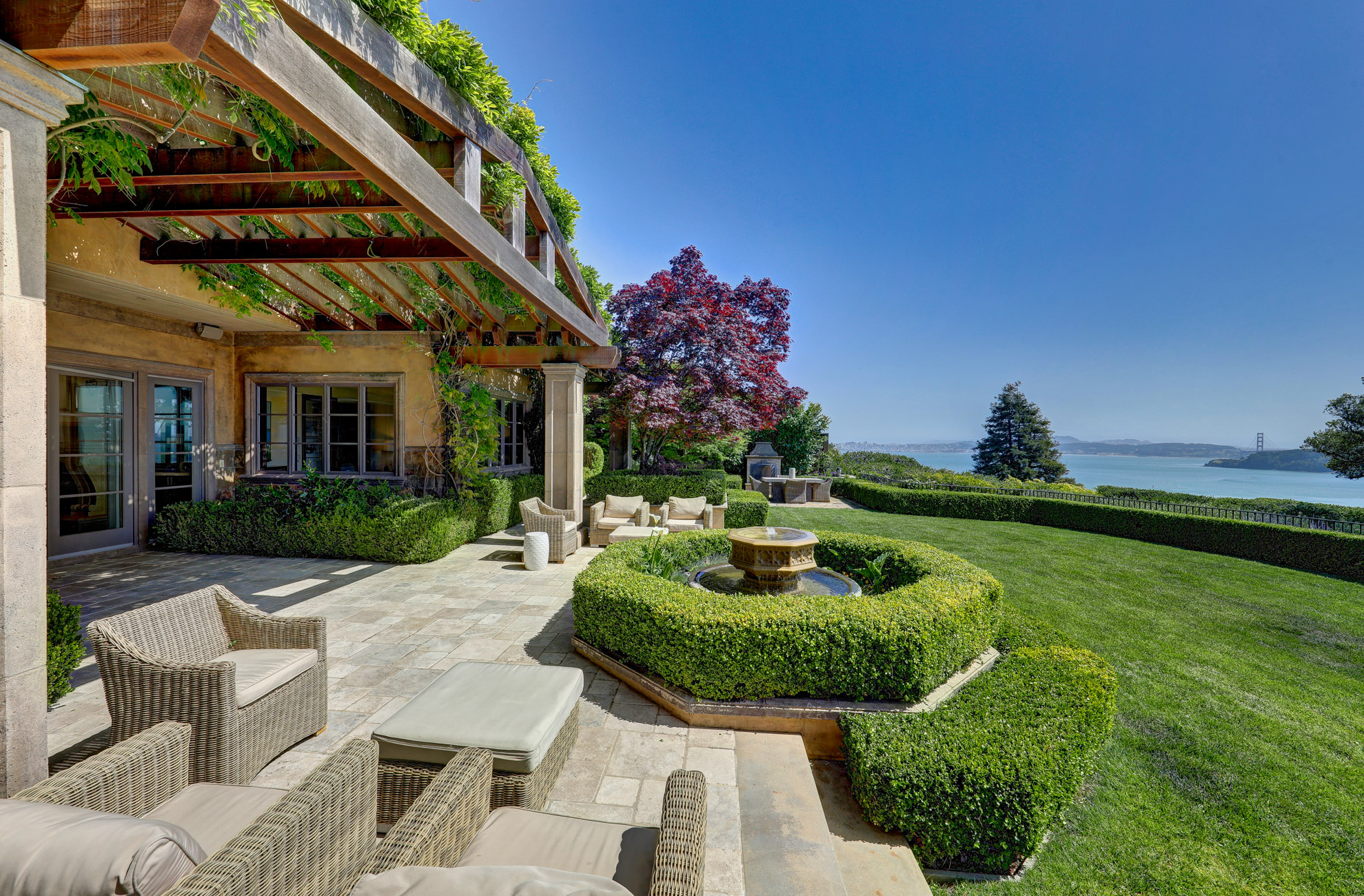EXTRAORDINARY VIEW ESTATE – image 31