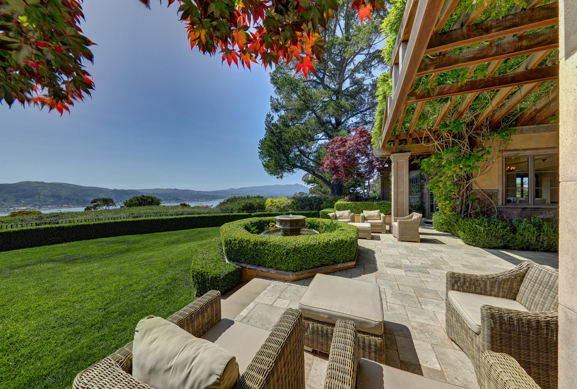 EXTRAORDINARY VIEW ESTATE – image 33
