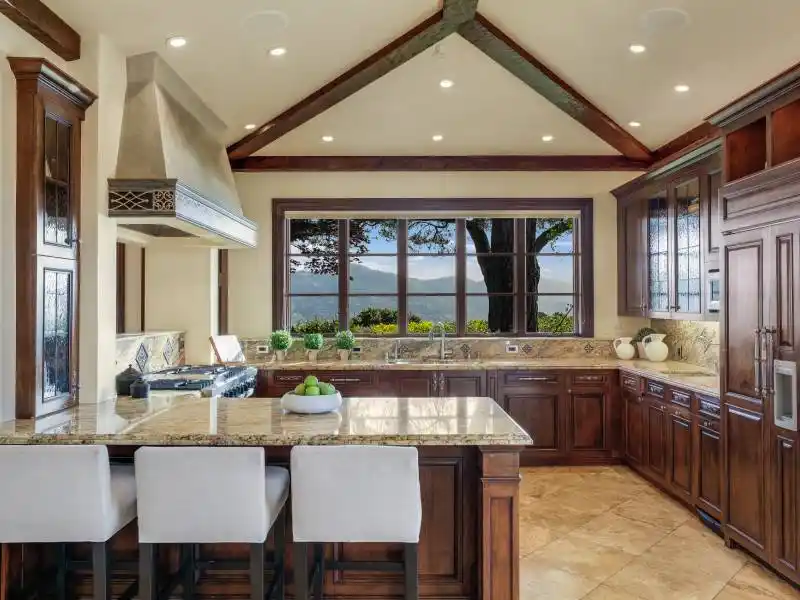 EXTRAORDINARY VIEW ESTATE – image 11