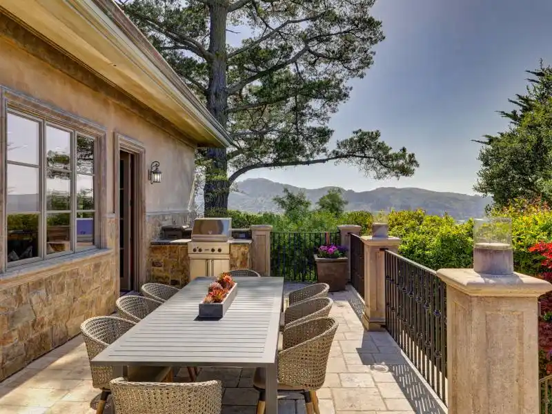 EXTRAORDINARY VIEW ESTATE – image 12