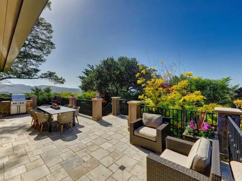 EXTRAORDINARY VIEW ESTATE – image 13
