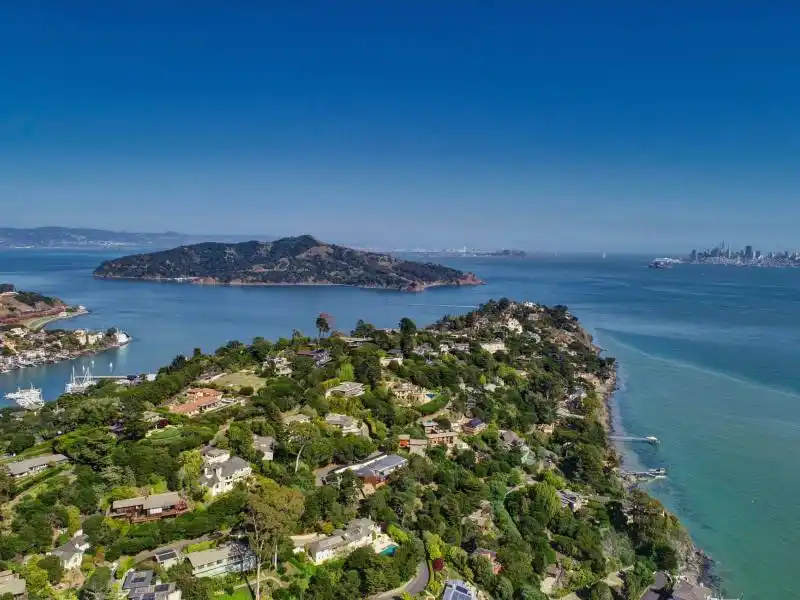 EXTRAORDINARY VIEW ESTATE – image 2