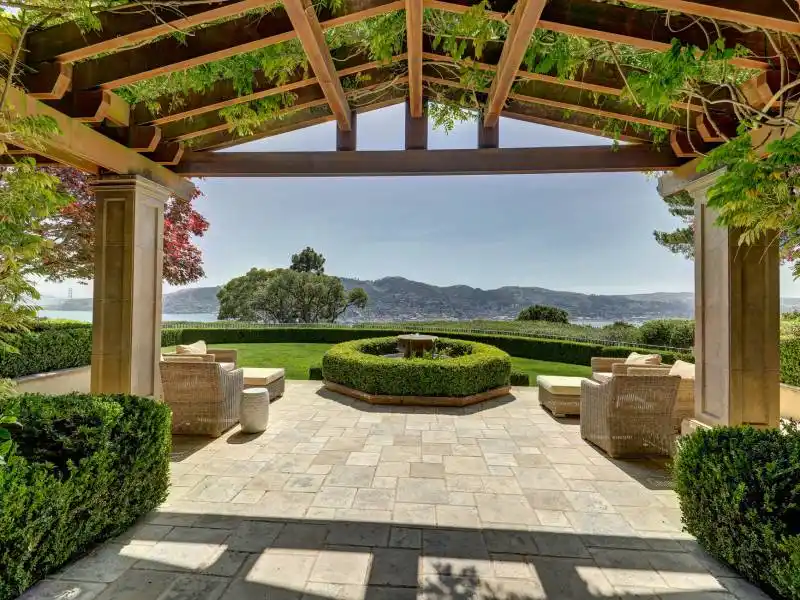 EXTRAORDINARY VIEW ESTATE – image 30