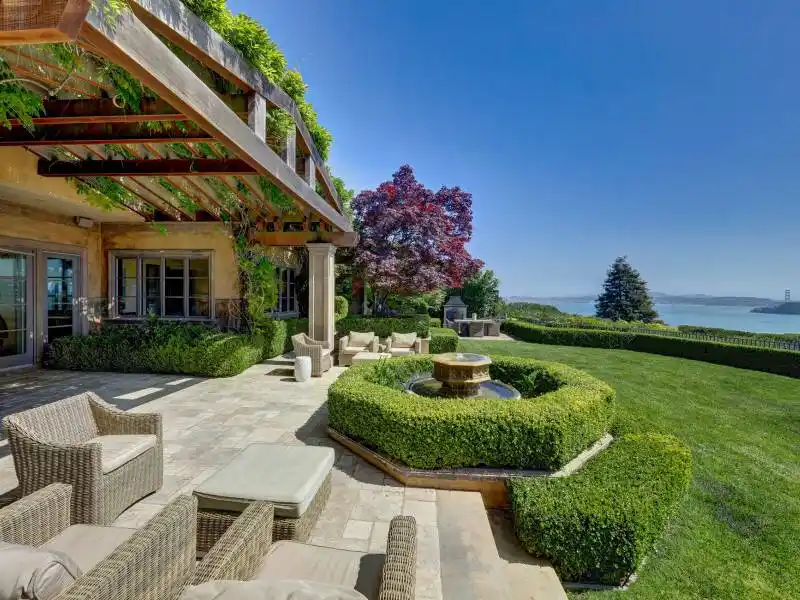 EXTRAORDINARY VIEW ESTATE – image 31
