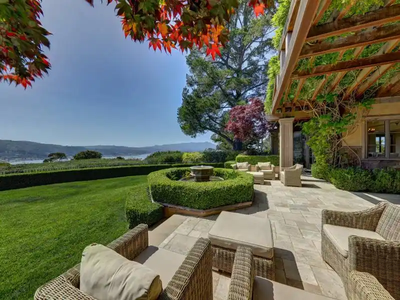 EXTRAORDINARY VIEW ESTATE – image 33