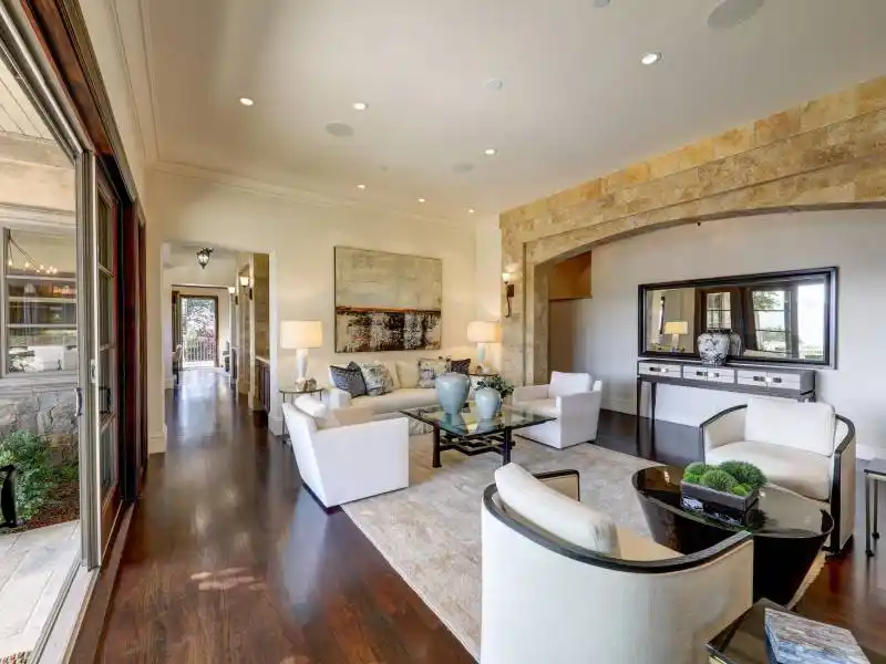 EXTRAORDINARY VIEW ESTATE – image 8