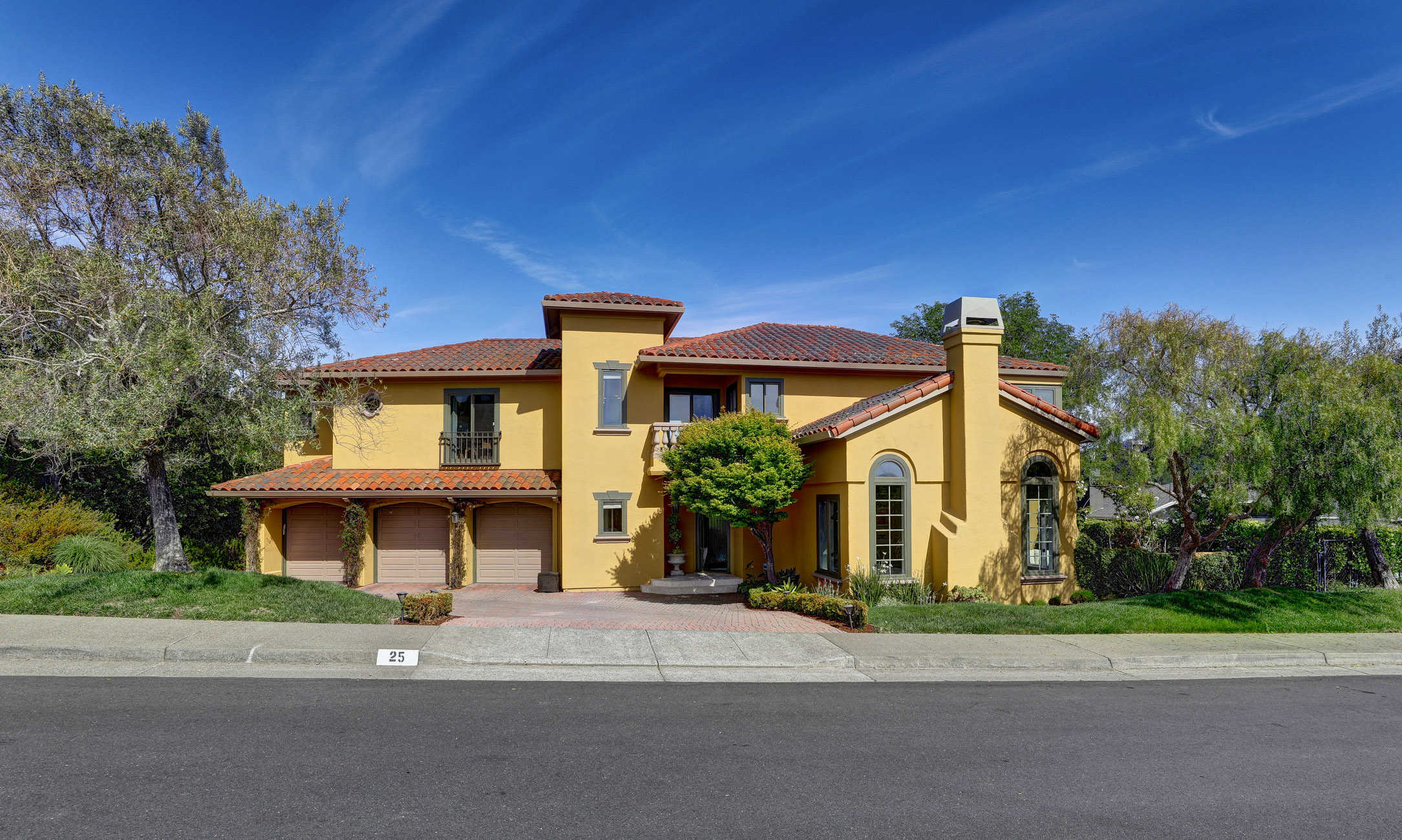 EXCEPTIONAL CUSTOM RESIDENCE – image 1