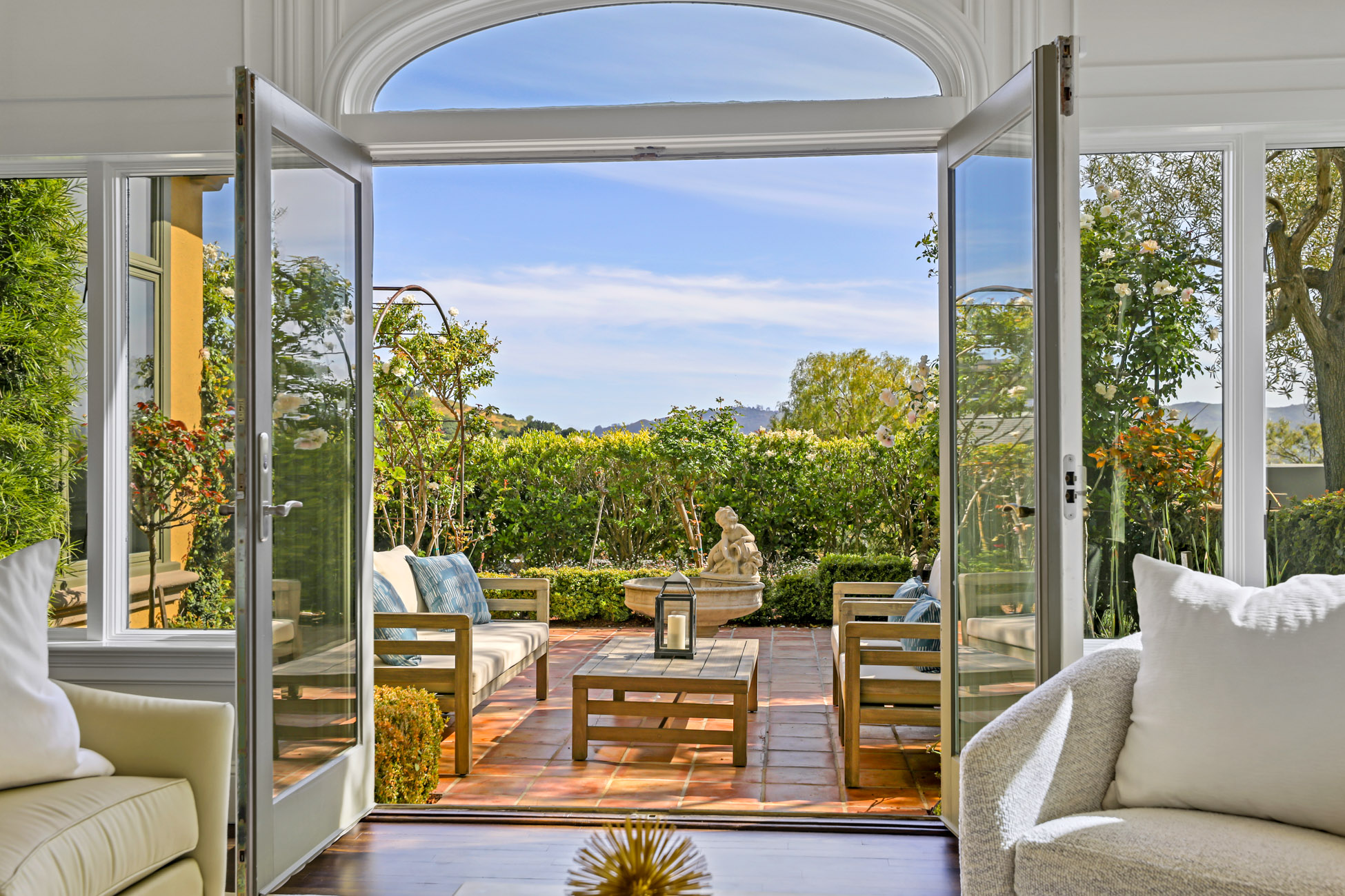 EXCEPTIONAL CUSTOM RESIDENCE – image 15
