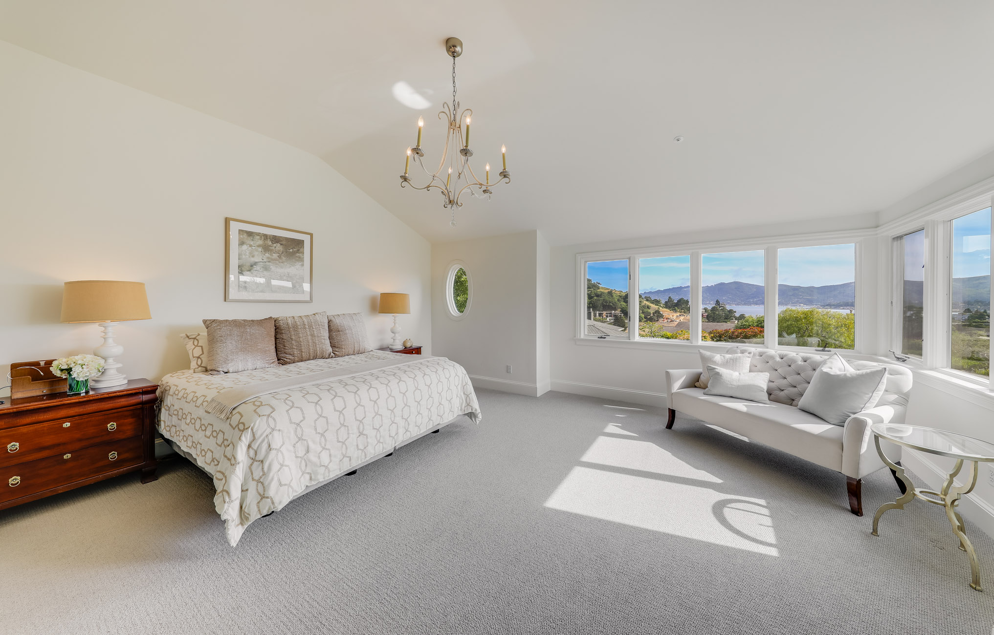 EXCEPTIONAL CUSTOM RESIDENCE – image 18