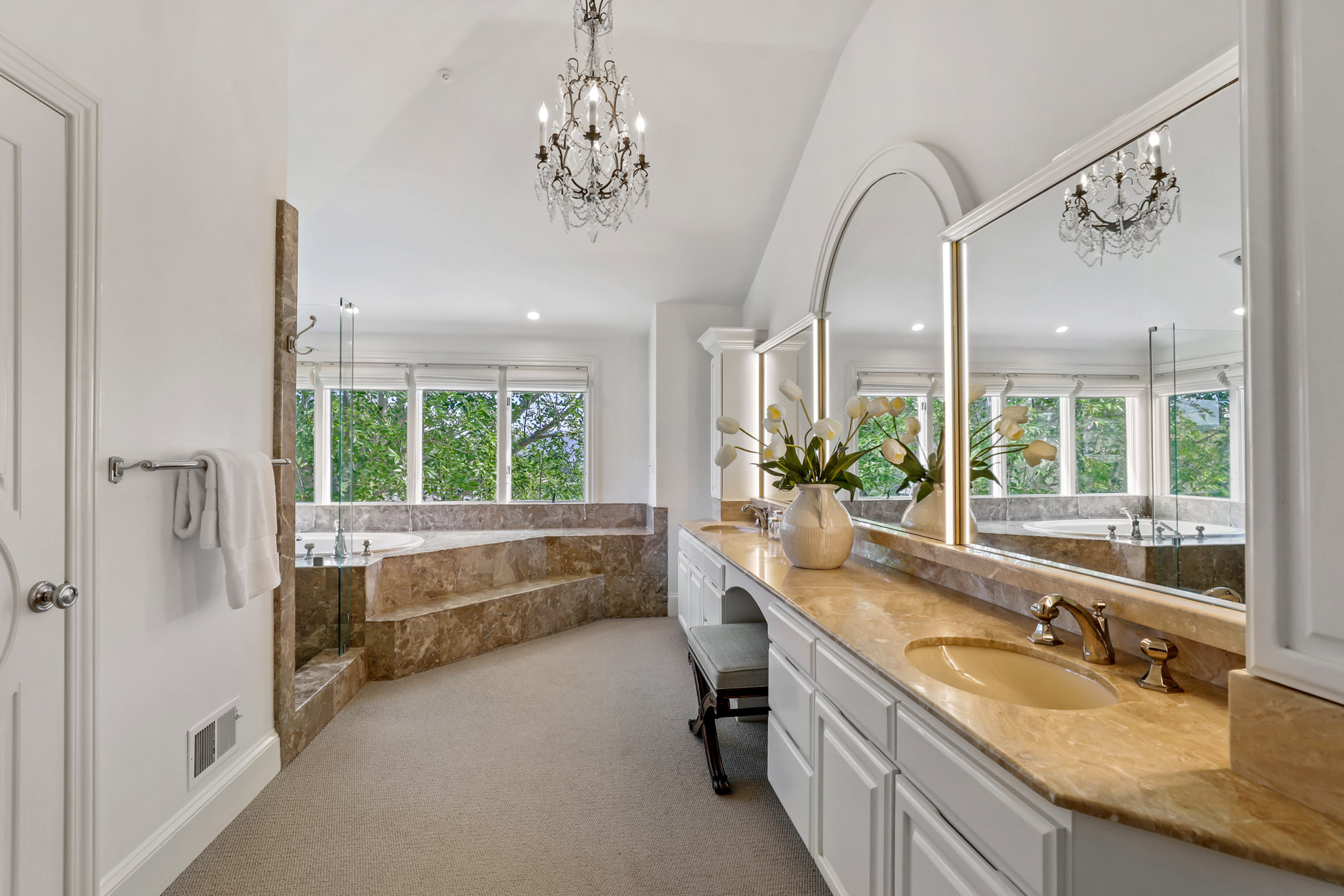 EXCEPTIONAL CUSTOM RESIDENCE – image 19
