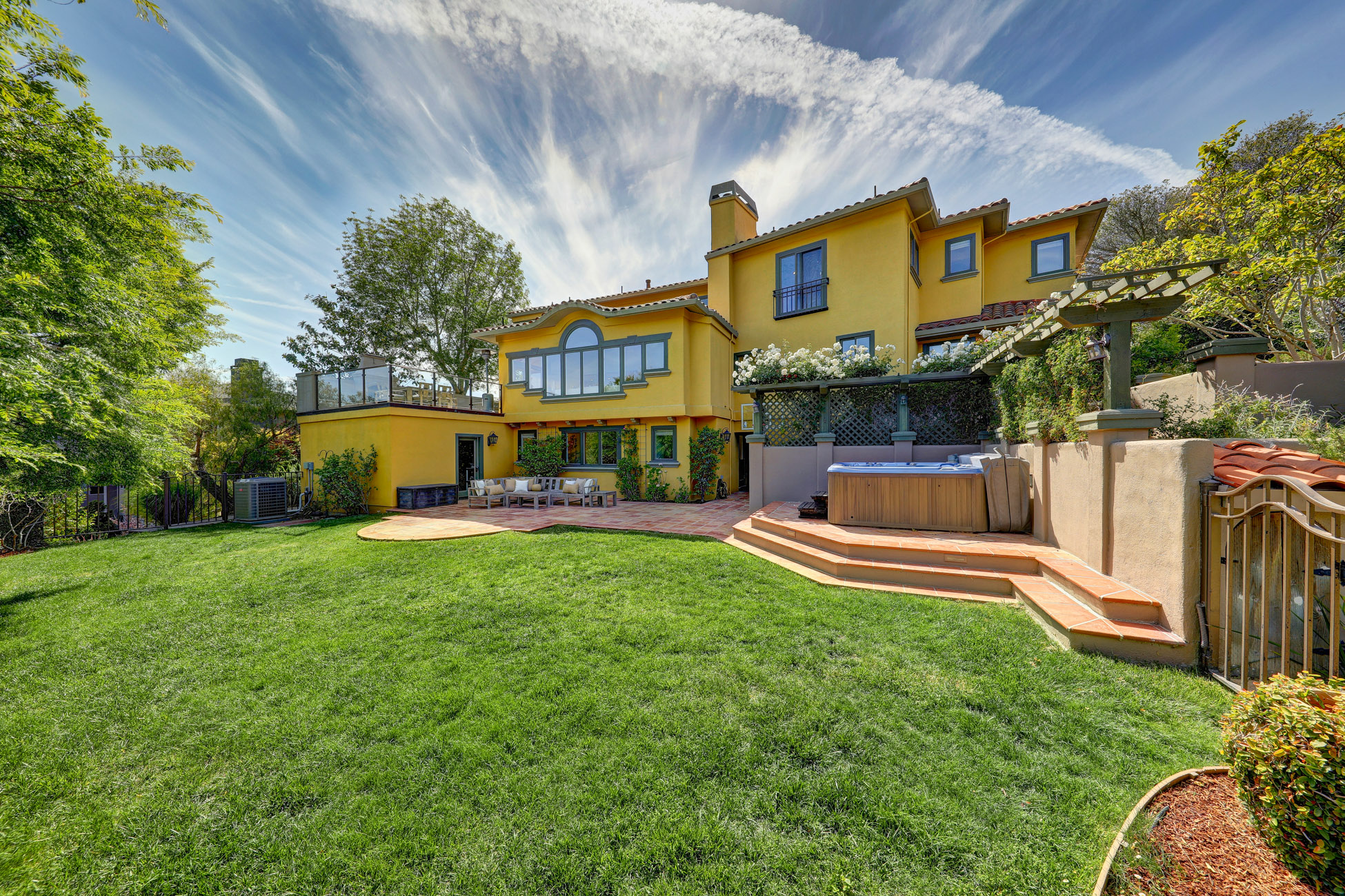 EXCEPTIONAL CUSTOM RESIDENCE – image 2