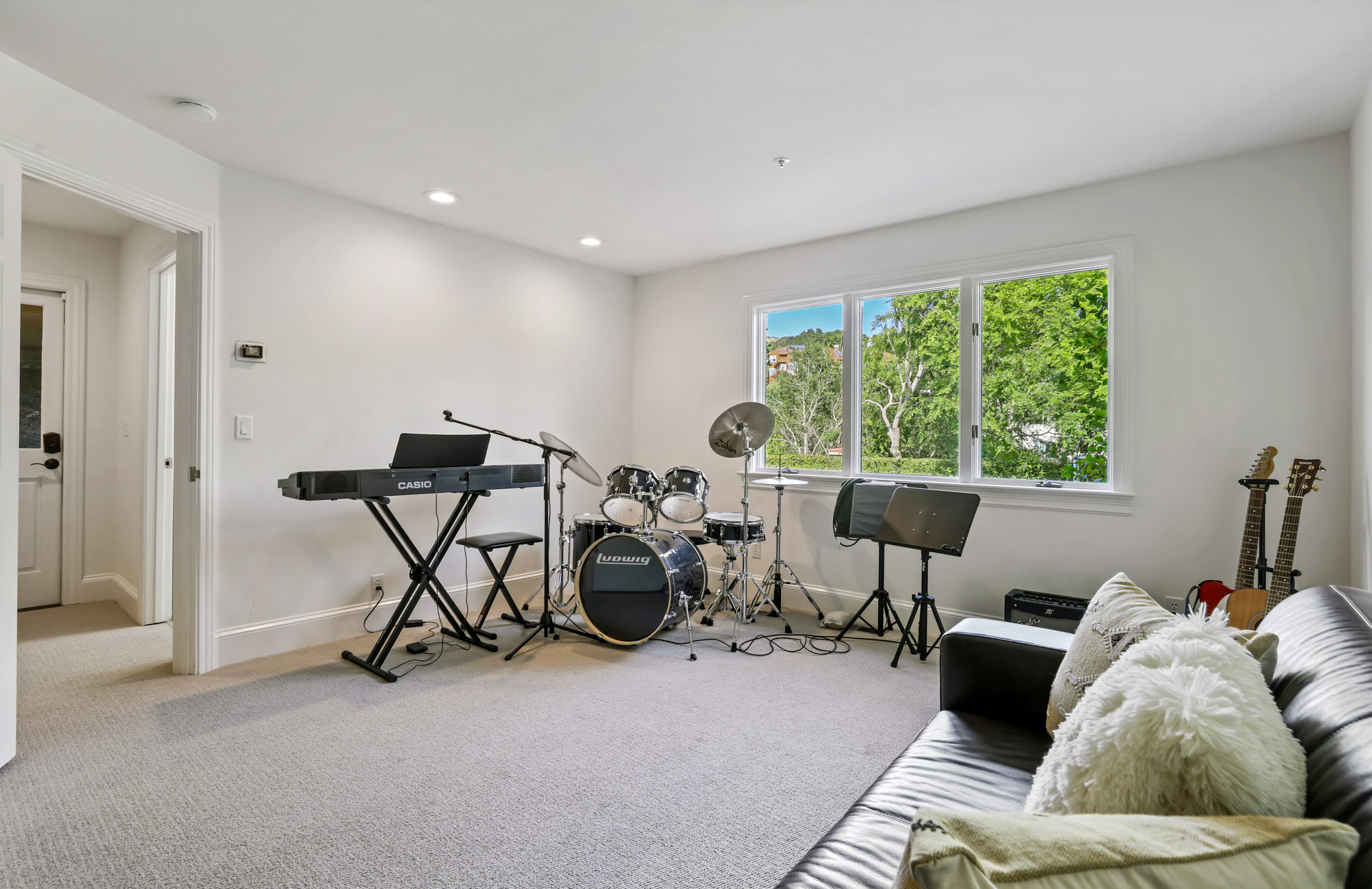 EXCEPTIONAL CUSTOM RESIDENCE – image 25