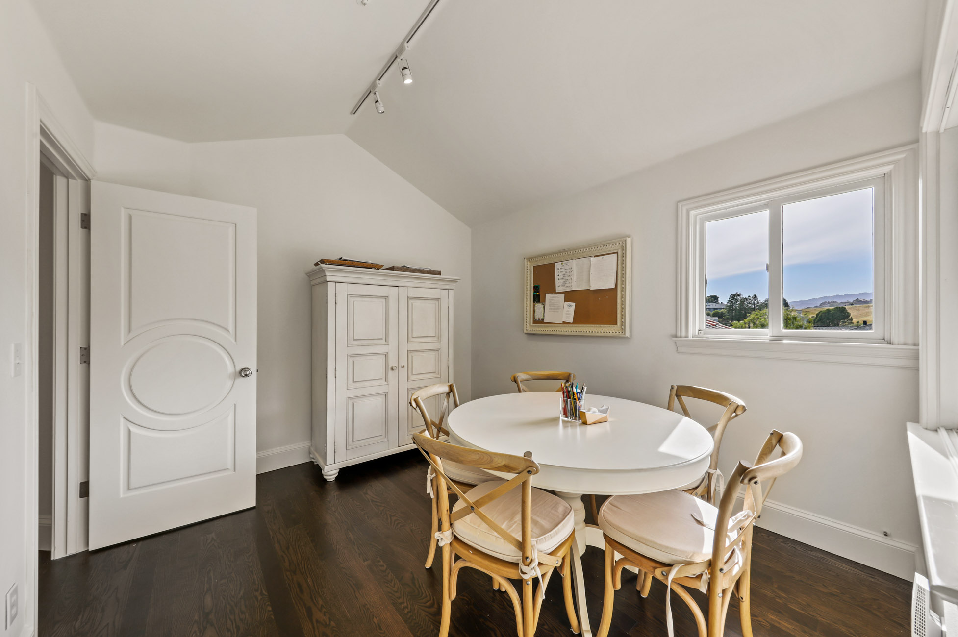 EXCEPTIONAL CUSTOM RESIDENCE – image 26