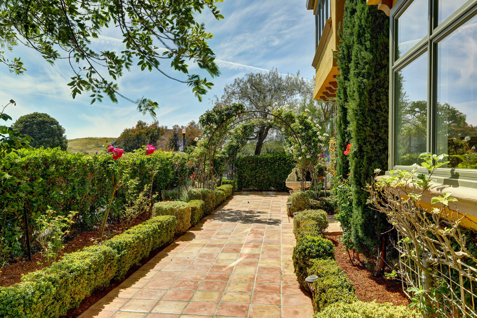 EXCEPTIONAL CUSTOM RESIDENCE – image 28
