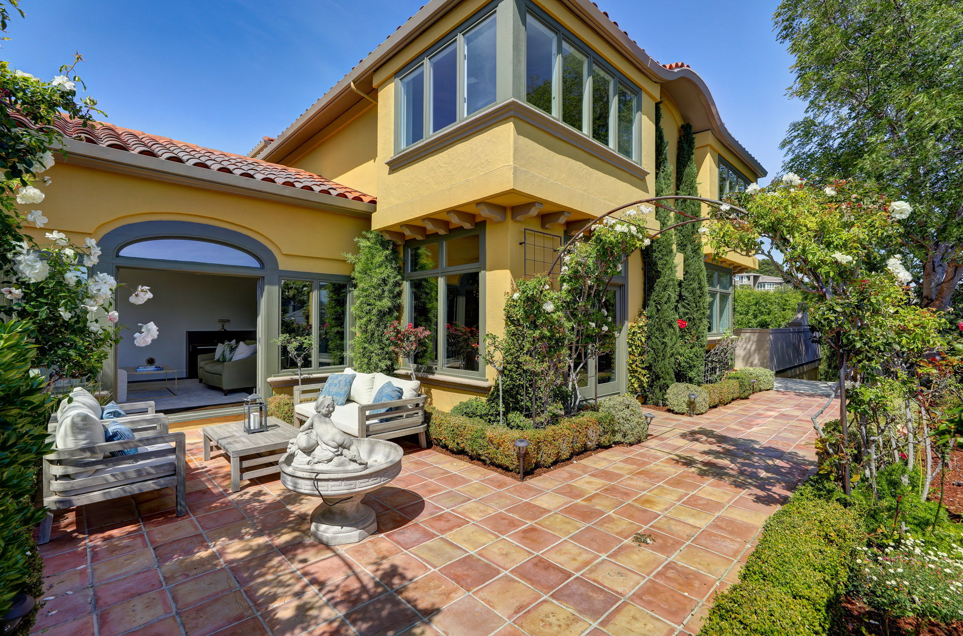 EXCEPTIONAL CUSTOM RESIDENCE – image 29