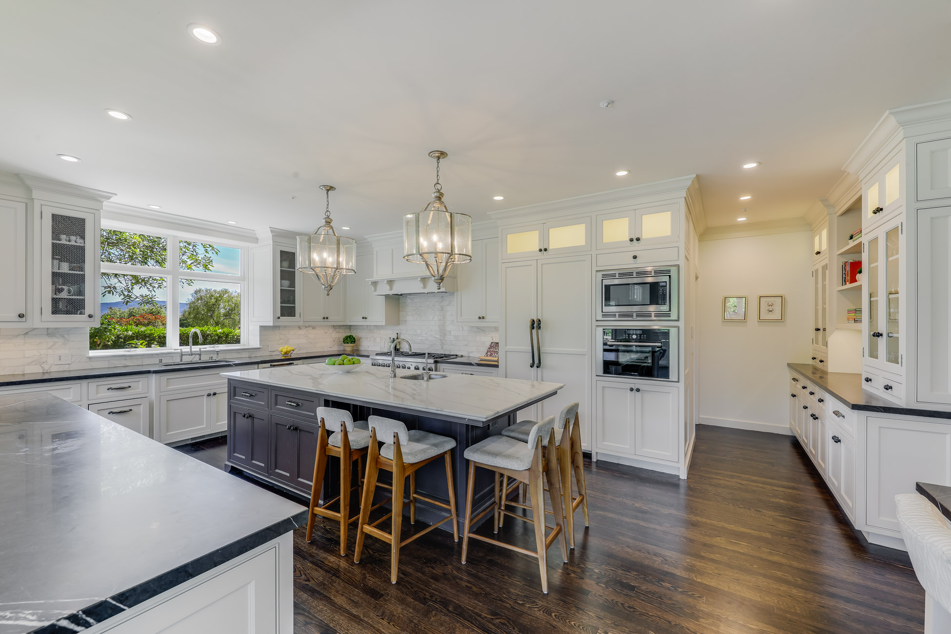 EXCEPTIONAL CUSTOM RESIDENCE – image 4