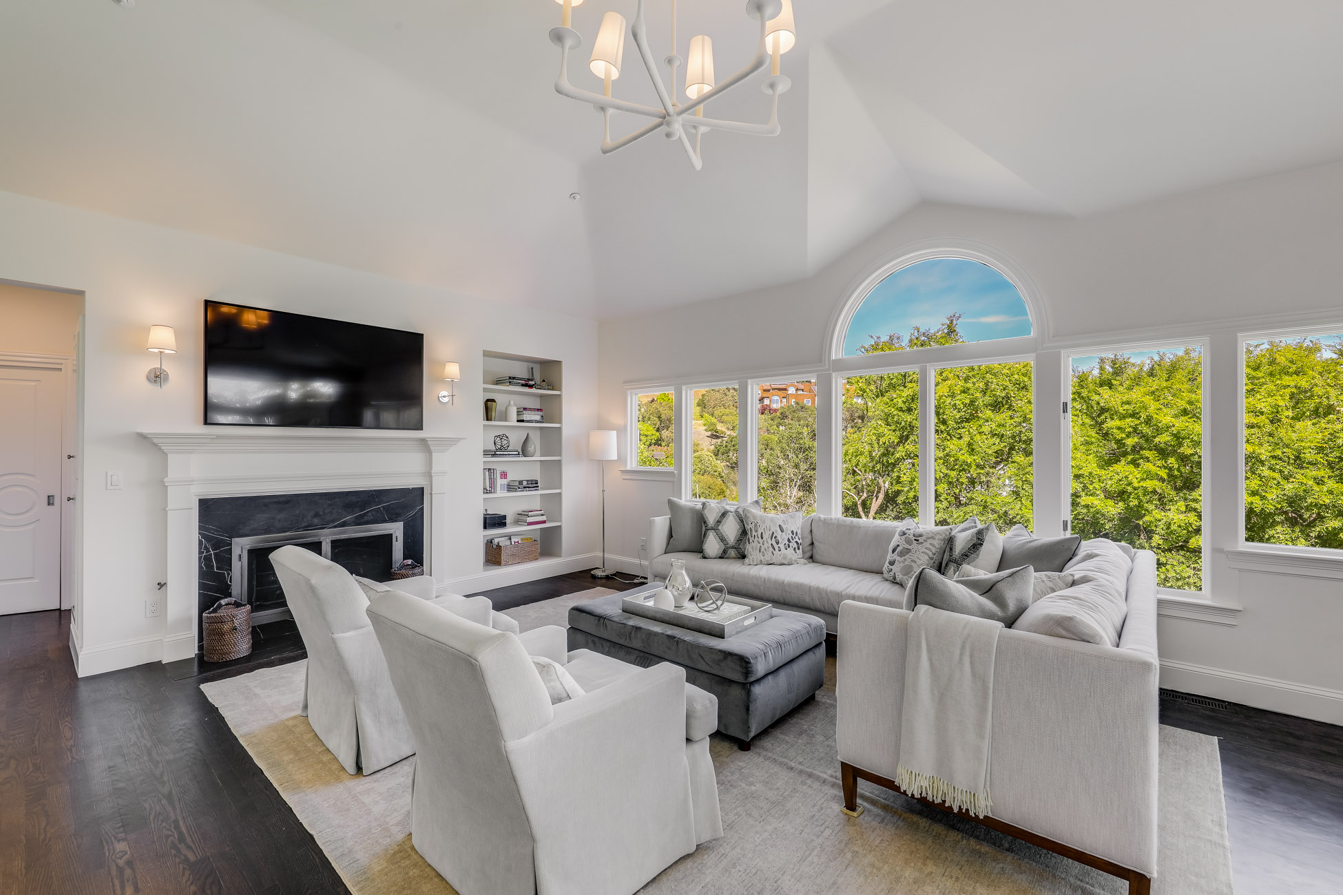 EXCEPTIONAL CUSTOM RESIDENCE – image 7