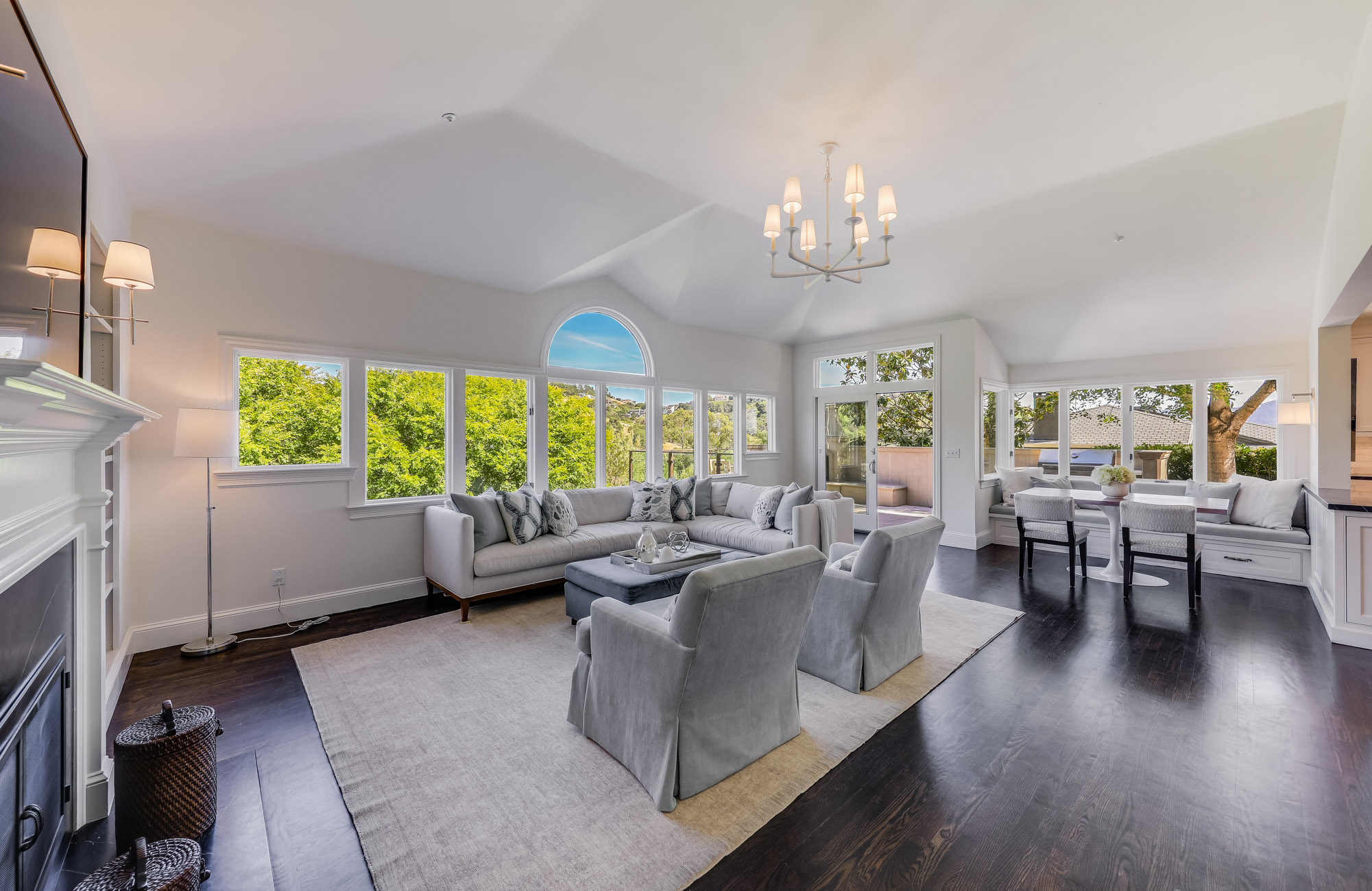 EXCEPTIONAL CUSTOM RESIDENCE – image 8