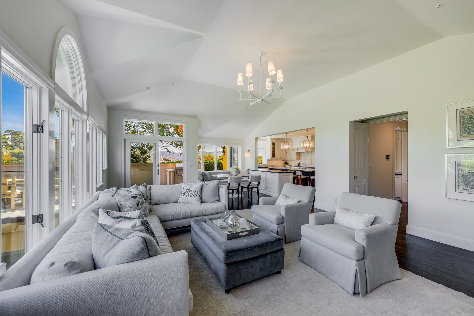 EXCEPTIONAL CUSTOM RESIDENCE – image 9