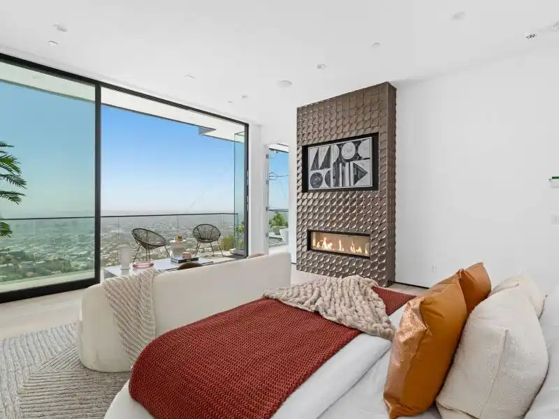 1916 Sunset Plaza Dr – image 5