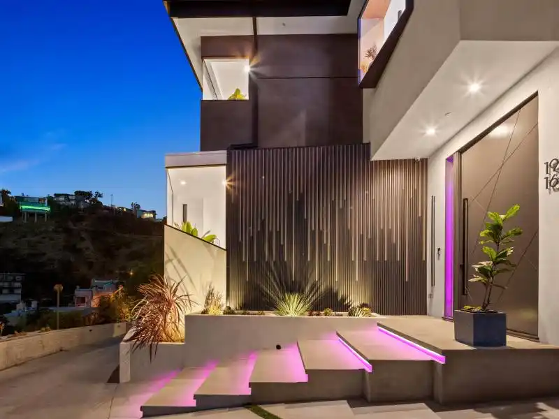 1916 Sunset Plaza Dr – image 33