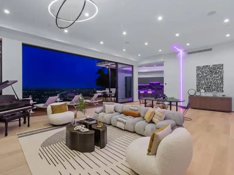 1916 Sunset Plaza Dr – image 2