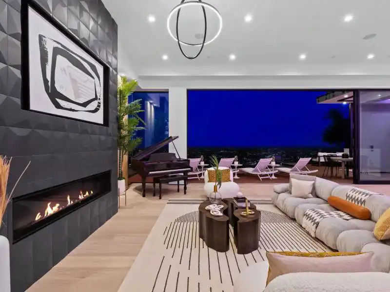 1916 Sunset Plaza Dr – image 34