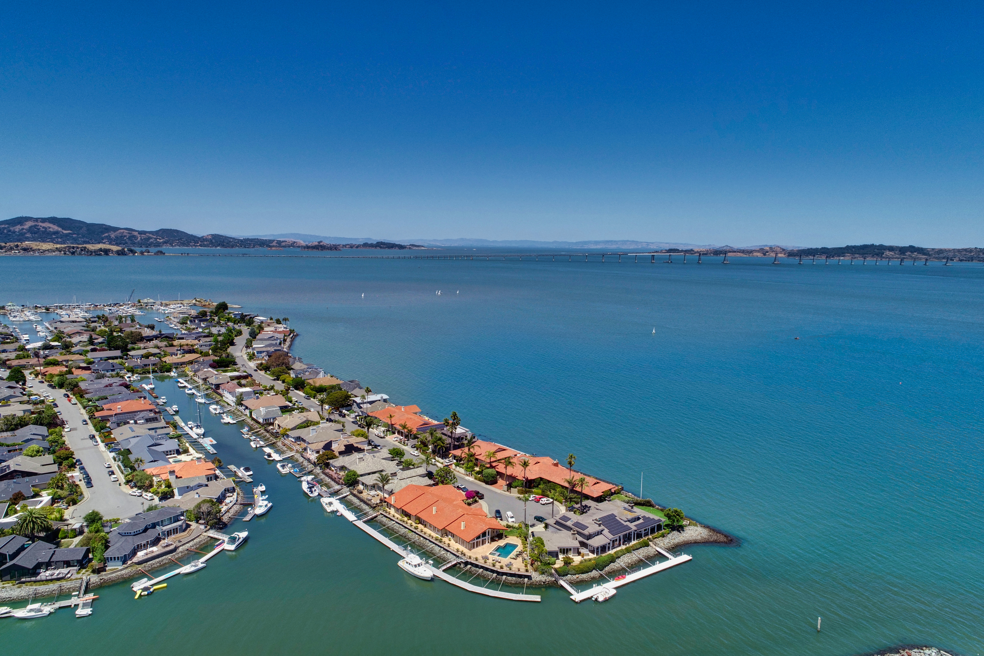 EXTRAORDINARY WATERFRONT RETREAT – image 1