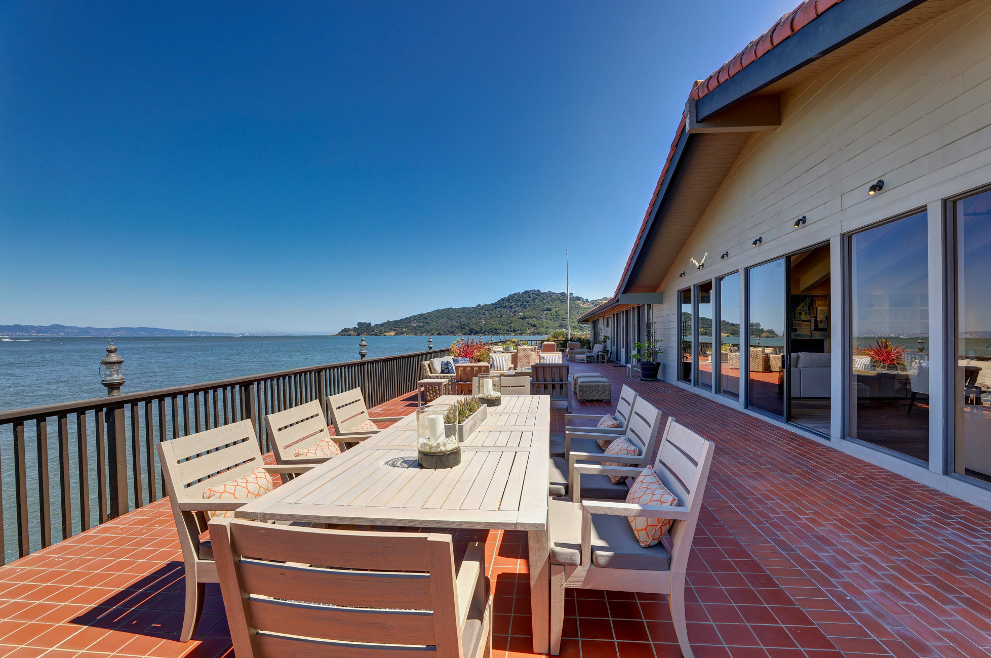 EXTRAORDINARY WATERFRONT RETREAT – image 29