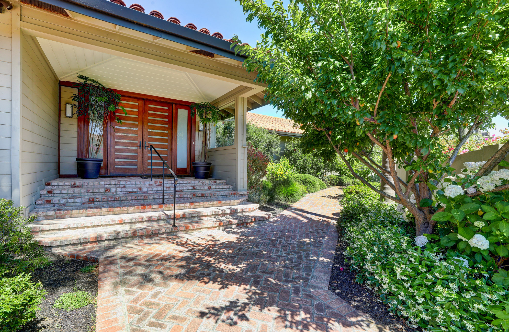 EXTRAORDINARY WATERFRONT RETREAT – image 3