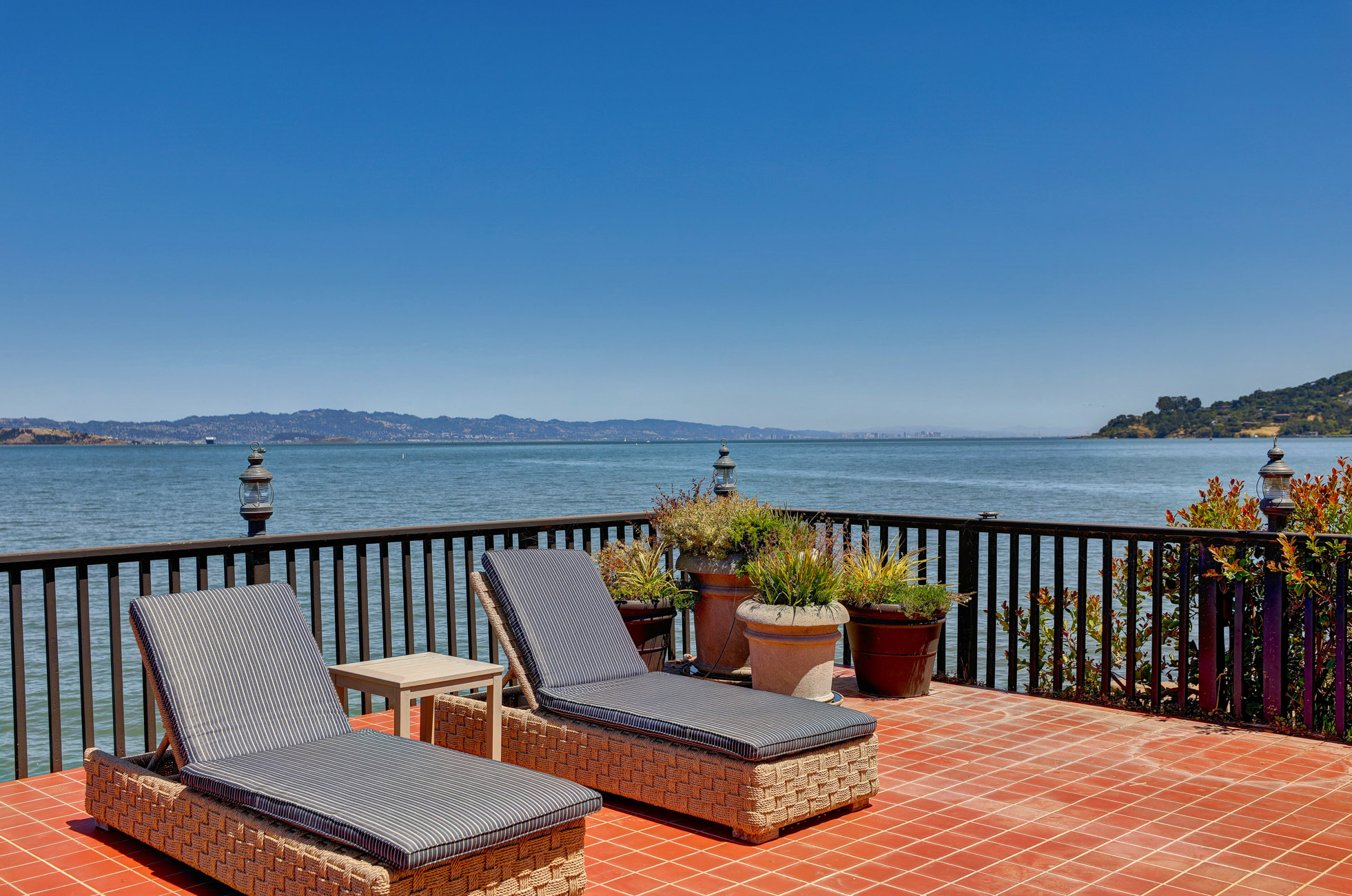 EXTRAORDINARY WATERFRONT RETREAT – image 30