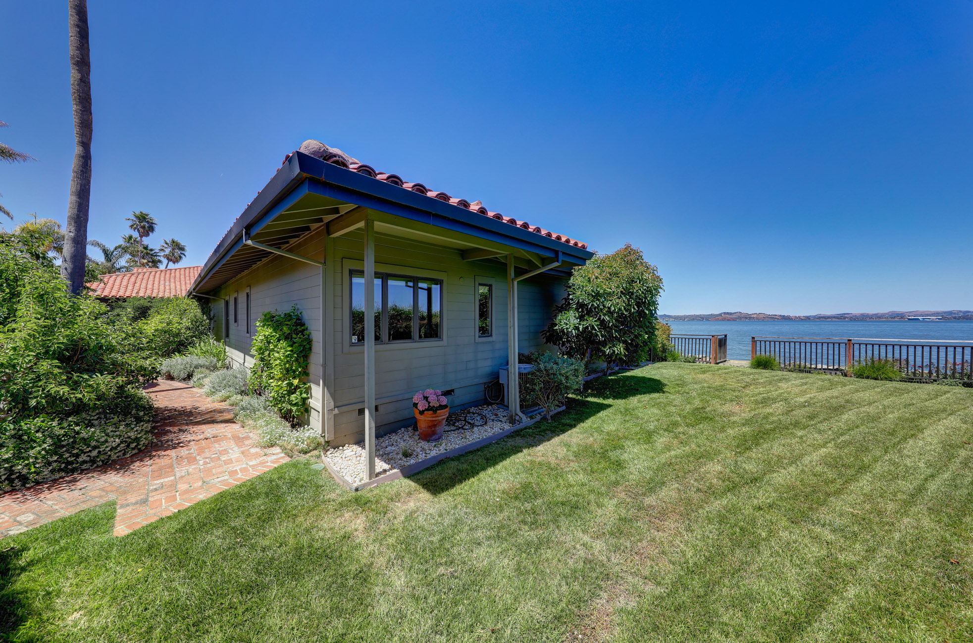EXTRAORDINARY WATERFRONT RETREAT – image 31