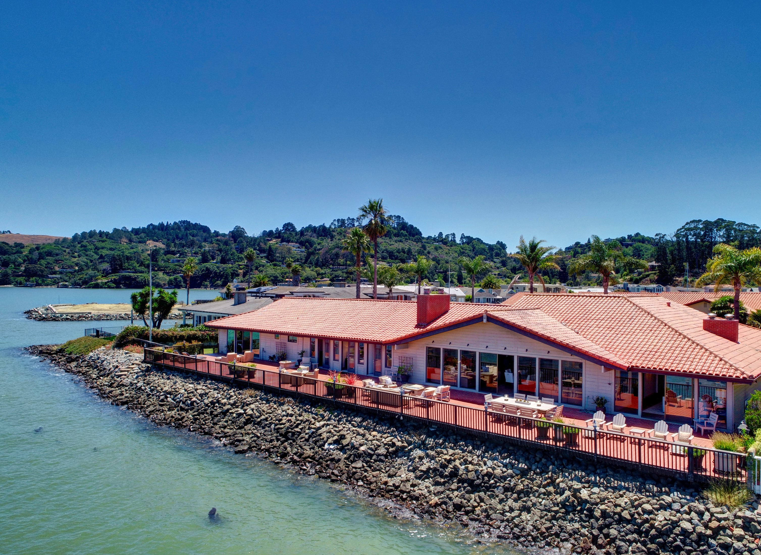 EXTRAORDINARY WATERFRONT RETREAT – image 32