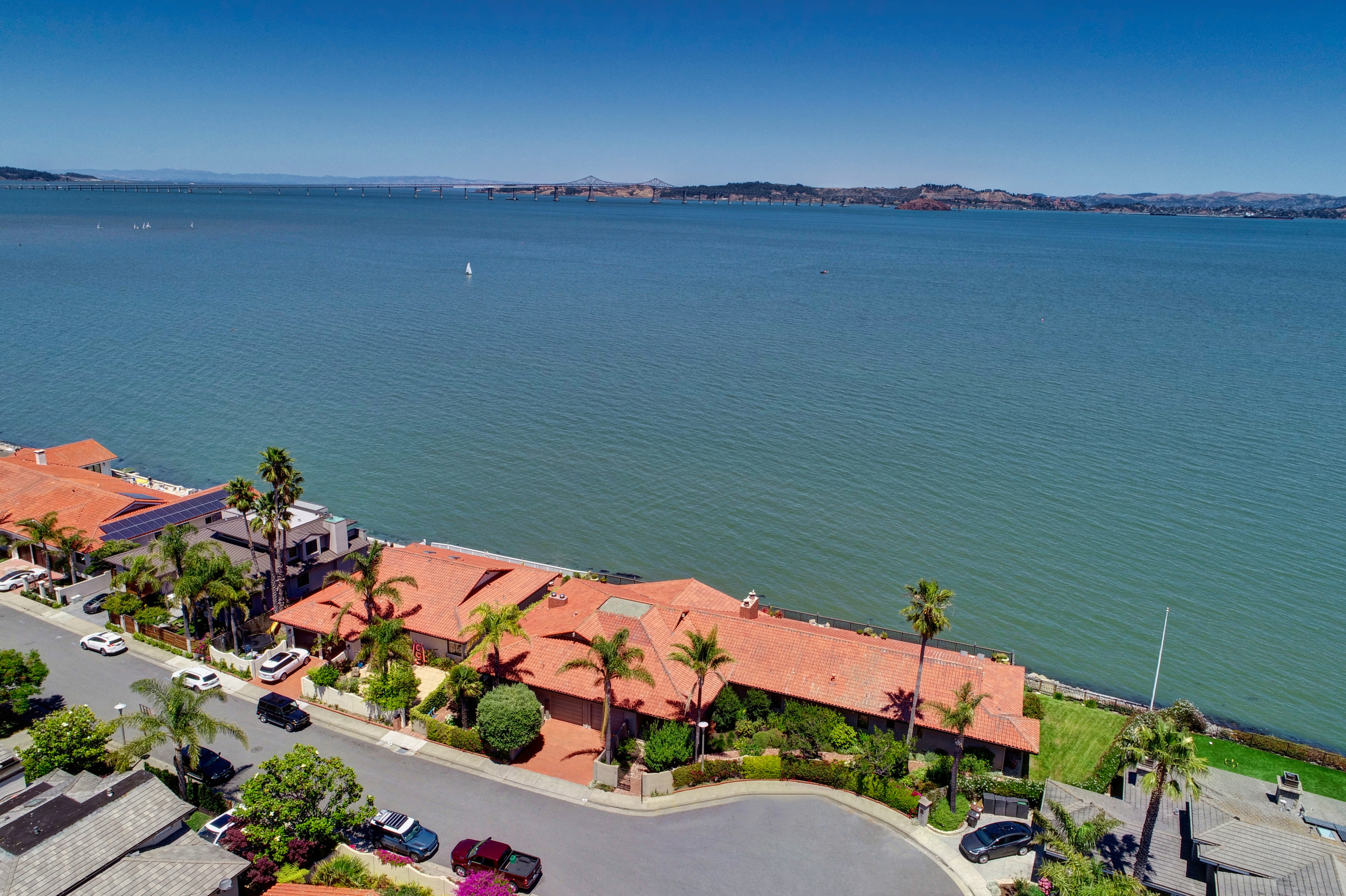 EXTRAORDINARY WATERFRONT RETREAT – image 33