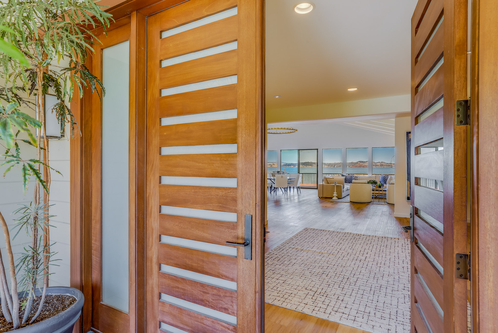 EXTRAORDINARY WATERFRONT RETREAT – image 4