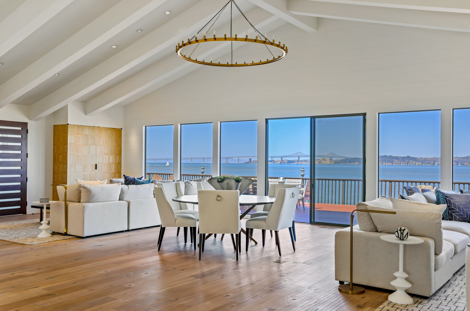 EXTRAORDINARY WATERFRONT RETREAT – image 9
